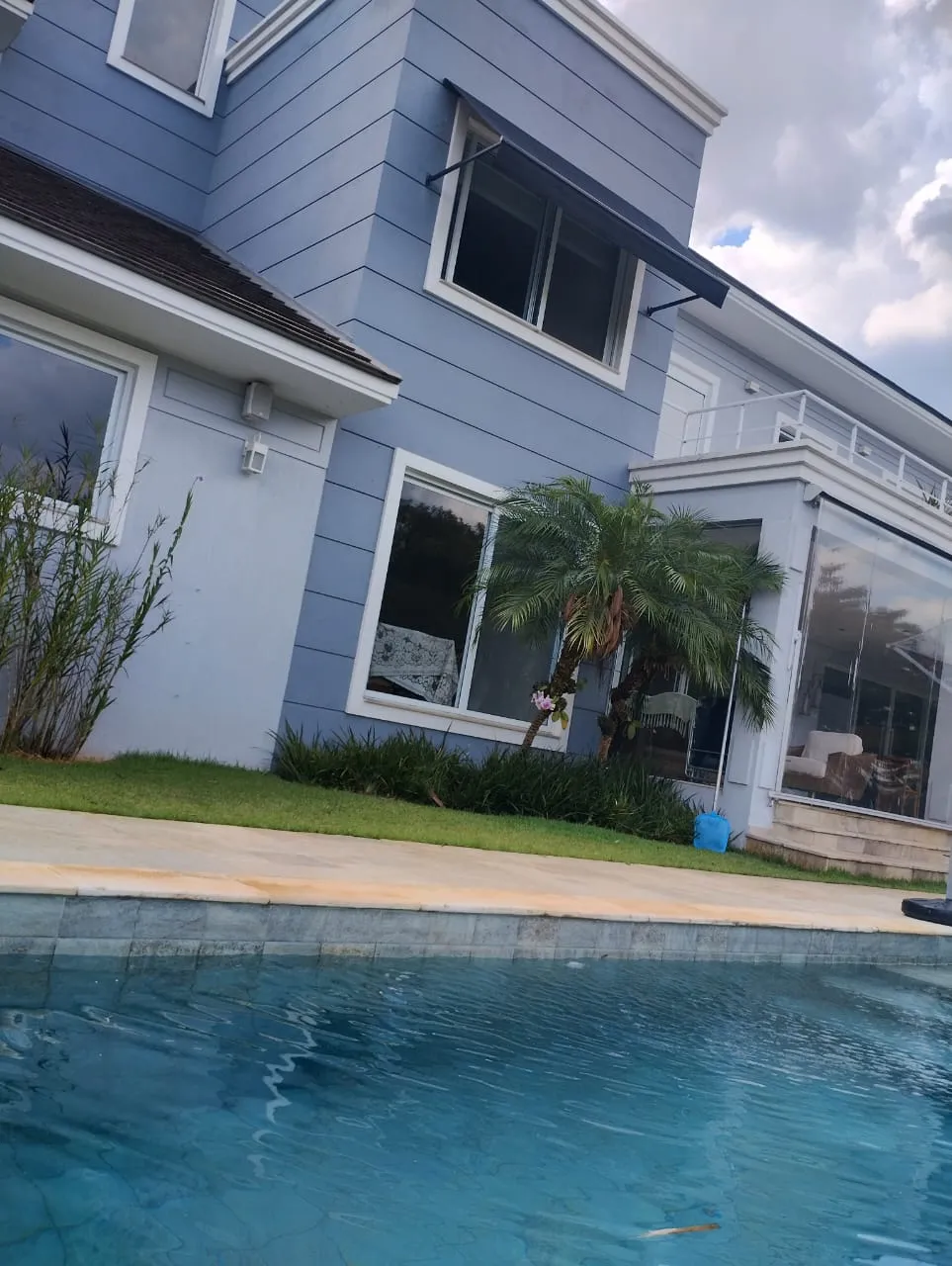 Área externa protegida por toldo em residência de Sorocaba