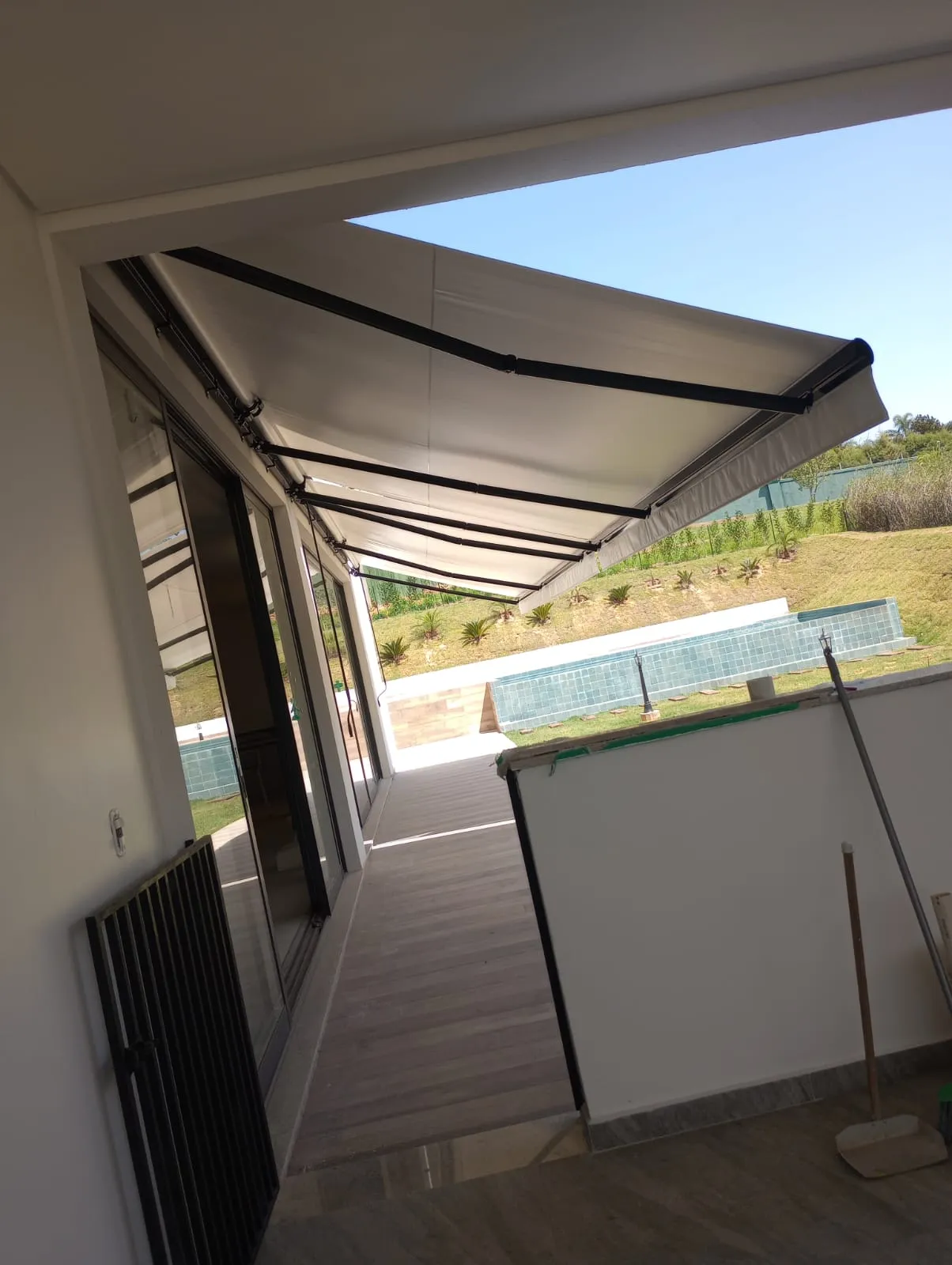 Detalhe da estrutura de braços articulados do toldo