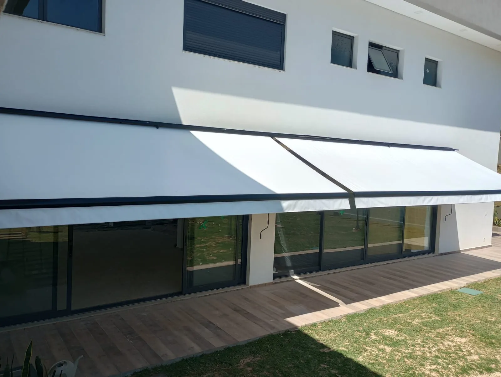 Comparativo entre toldos cortinas, fixos e articulados