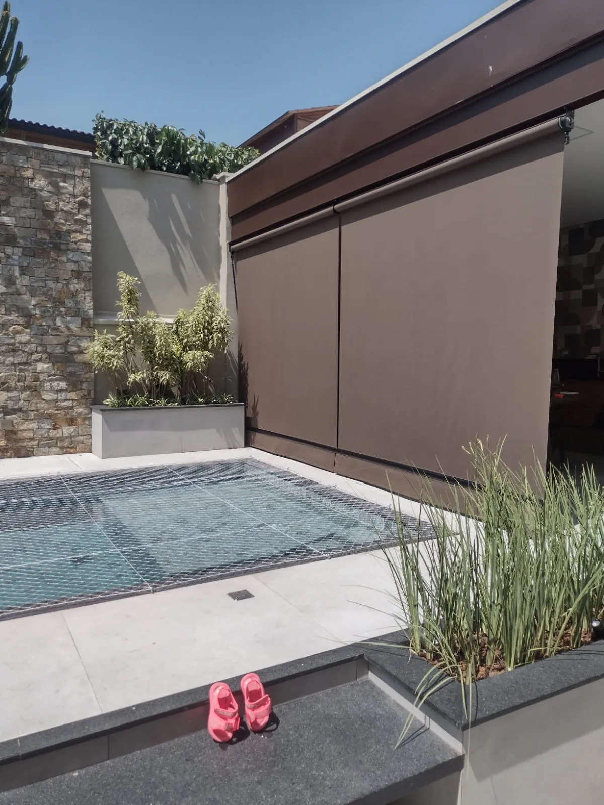 Toldo cortina em tela screen com controle de luminosidade