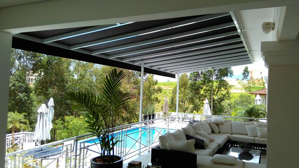 Toldo fixo em lona acrílica cobrindo área de lazer