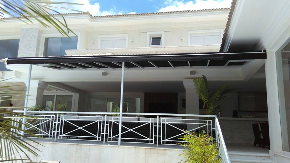Área de serviço coberta com toldo fixo em lona acrílica