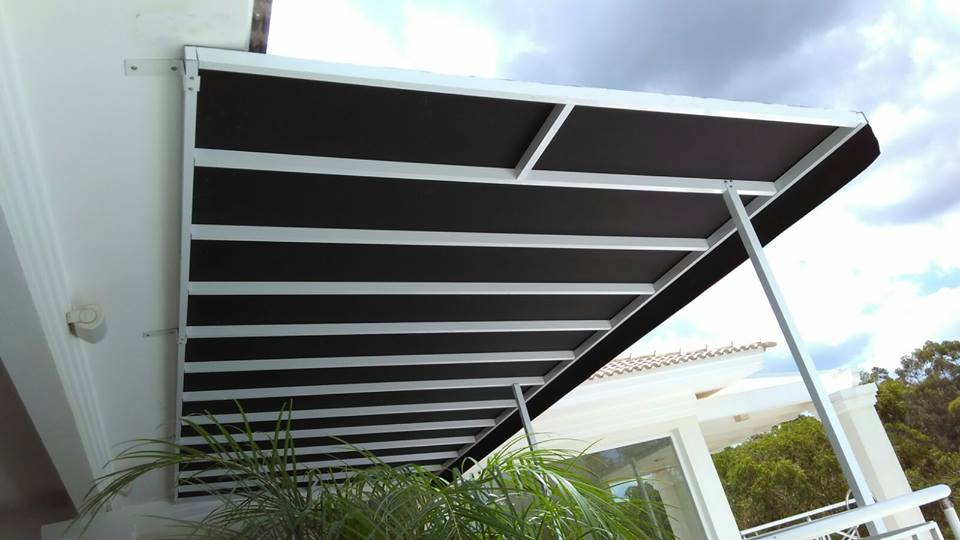 Toldo fixo instalado valorizando área externa da residência