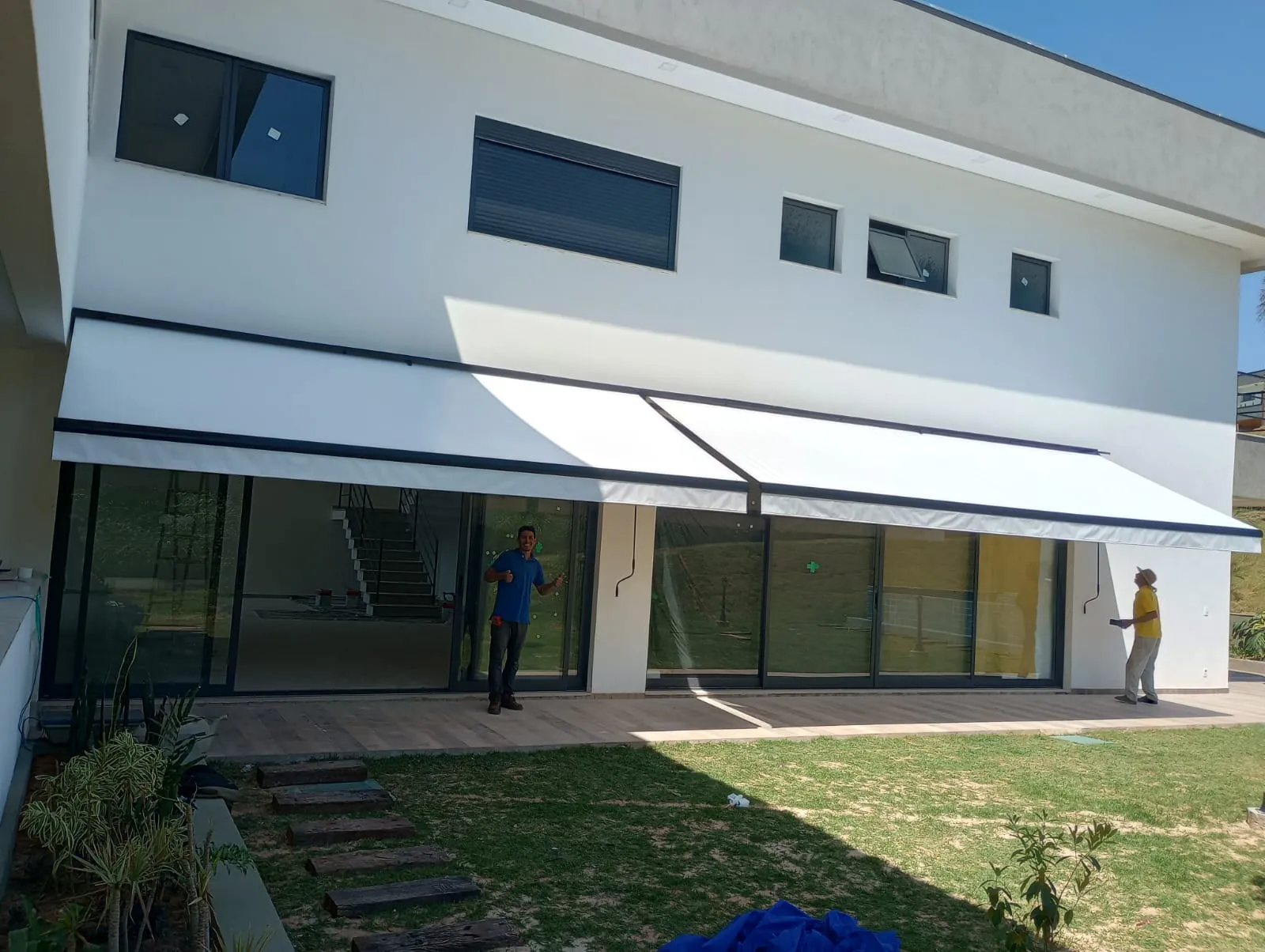 Toldo articulado protegendo área externa em Sorocaba