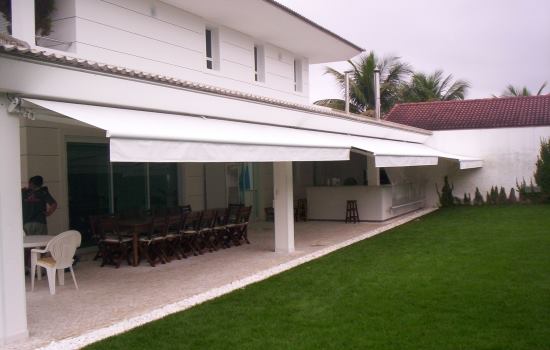 Toldo articulado em área gourmet de residência