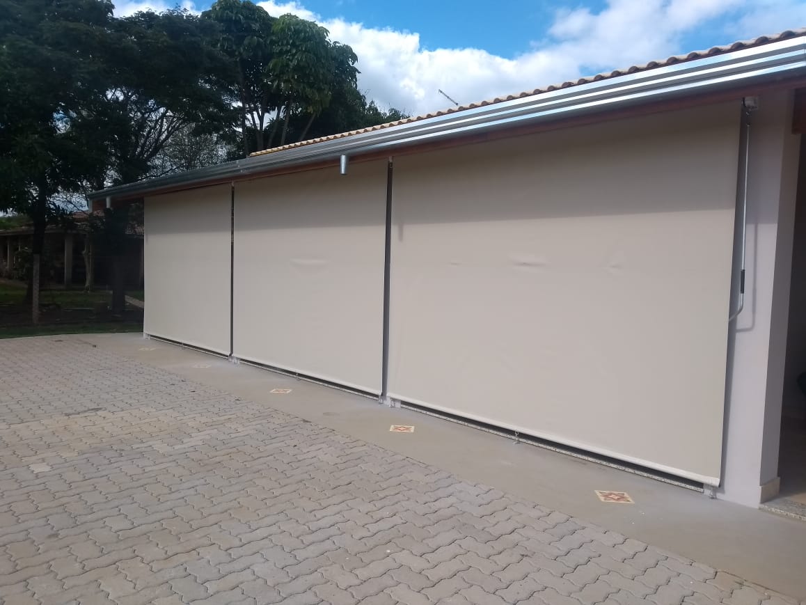 Toldo cortina instalado em varanda em Sorocaba