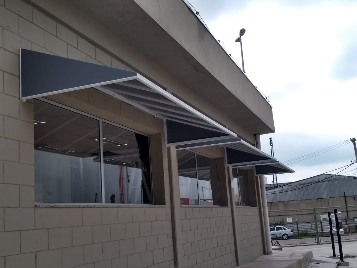 Toldo fixo cobrindo área de serviço