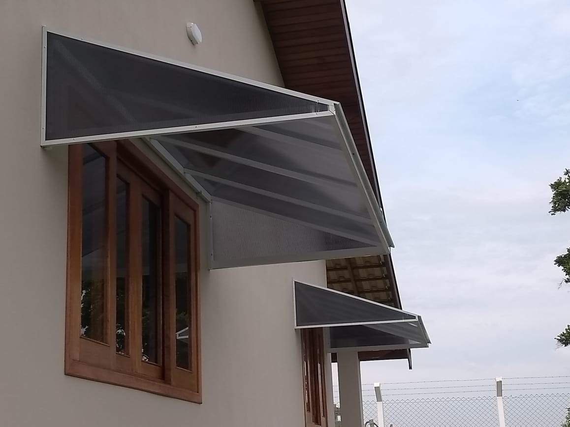 Toldo fixo em lona acrílica sobre área externa em Sorocaba